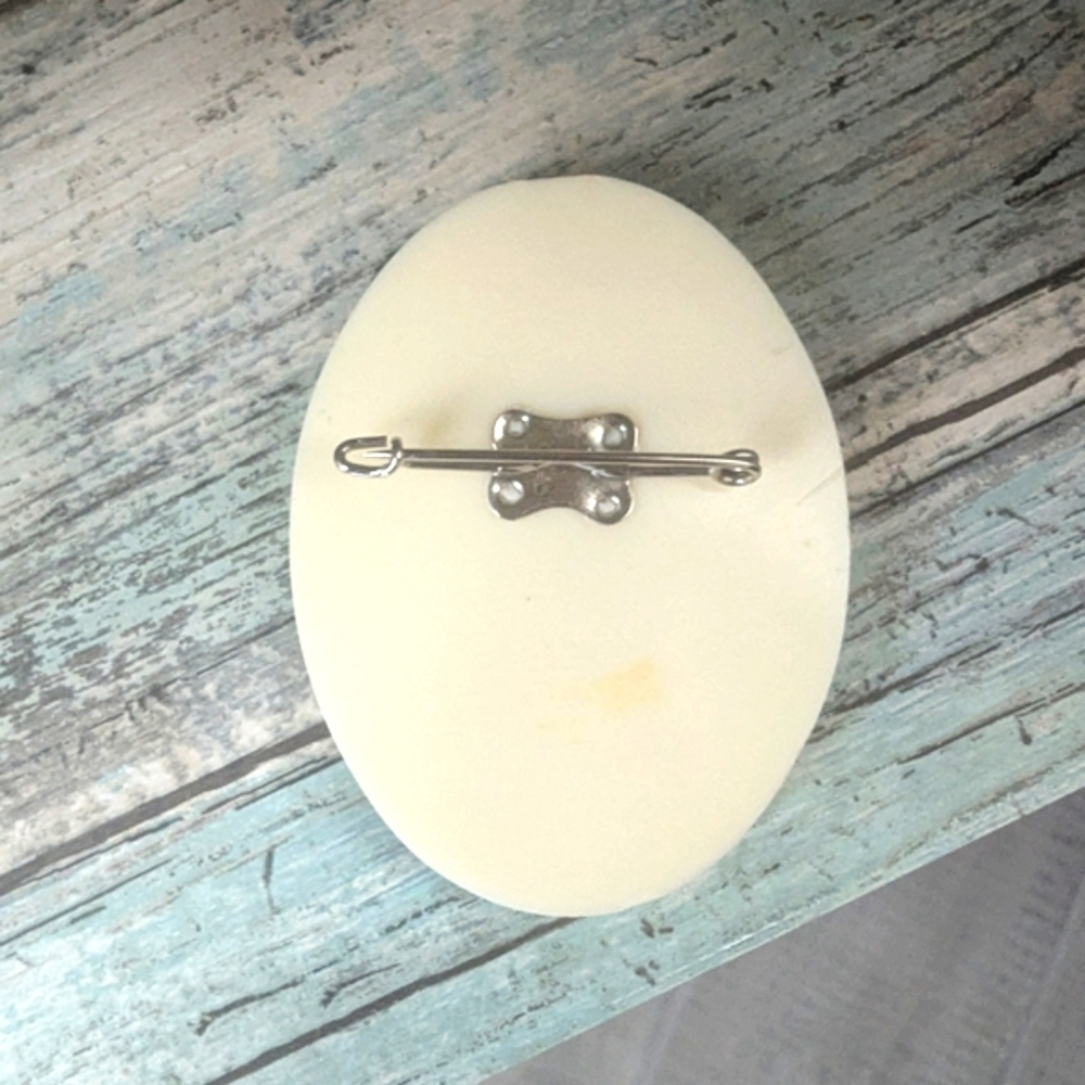 Vintage "Scrimshaw" Cream and Brown Cameo Brooch - Picture 5 of 6